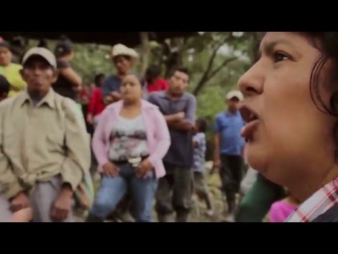 Berta Càceres va ser assassinada la matinada del 3 de març mentre dormia a casa a La Esperanza, Hondures.L·oposició del poble lenga aconseguir paralitzar el projecte hidroelèctric d·Aigua Zarca.En desenes de ciutats del món s·han realitzat concentracions exigint justícia, també a Barcelona.