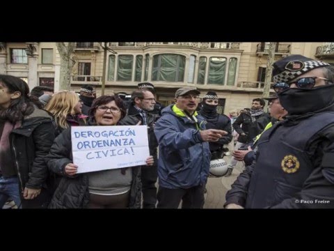 ·Ens sentim enganyats i utilitzats per l·Ajuntament··Ha quedat clar que mai no han apostat per una solució social, només han guanyat temps per construir una sortida repressiva i judicial··No ens quedarem mai a casa, la venda ambulant és l·única manera que tenim de guanyar-nos la vida· 