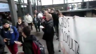 ·Lo feixisme no es consulta· present a l·acte de promoció turística de Tortosa a Barcelona.Reparteixen una postal del monument franquista del riu: un ·recuerdo de Tortosa· amb l·explicació de tots els elements que conformen l·obra i que defineixen el seu caràcter indefugiblement feixista.La Comissió per la retirada dels símbols franquistes de Tortosa, en col·laboració amb Jóvens de l·Ebre,  ha fet avui una acció reivindicativa al Born Centre de Cultura i Memòria de Barcelona, coincidint  amb l·acció promocional organitzada per l·Ajuntament de Tortosa amb l·objectiu de donar a conèixer els principals actius turístics i culturals tortosins i ebrencs.Concretament, han repartit entre els assistents una postal del monument franquista del riu: un ·recuerdo de Tortosa· amb l·explicació de tots els elements que conformen l·obra i que defineixen el seu caràcter indefugiblement feixista. A la part del darrera de la postal, la Comissió es pregunta com és que l·Ajuntament no ha portat fins al Born el monument franquista més gran de Catalunya tenint en compte que hi ha anat a promocionar els principals actius turístics de la ciutat. ·No serà que el considera una vergonya monumental?·.Membres de Jóvens de l·Ebre han desplegat també una pancarta amb el missatge ·lo feixisme no es consulta·, coincidint amb l·arribada de l·alcalde de la ciutat, Ferran Bel, que s·ha mostrat manifestament molest per l·acció reivindicativa.Aquesta acció s·emmarca en la campanya que està duent a terme la Comissió per la retirada dels símbols franquistes de Tortosa amb l·objectiu que es retiri la convocatòria d·una consulta ciutadana sobre el futur del monument i que, per tant, legitima la possibilitat que el monument franquista més gran de Catalunya segueixi dempeus al bell mig del riu Ebre al seu pas per Tortosa. Segons la Comissió, la simple convocatòria de la consulta suposa un despropòsit immens i una manca de respecte absoluta cap a la memòria històrica i la dignitat democràtica.·Quaranta anys després de la fi de la dictadura encara no s·han fet els deures i ara l·Ajuntament obre les portes a la permanència del feixisme a l·espai públic de la nostra ciutat tot disfressant-ho de foment de la participació ciutadana·, afirmen. És per això que avui, han volgut fer una nova acció de pedagogia sobre tot el que representa un monument de clara exaltació del franquisme, dedicat ·al Caudillo de la cruzada y de los veinticinco años de paz·.Des de la Comissió, han volgut agrair també la col·laboració de Jóvens de l·Ebre, una organització que sempre s·ha mantingut al peu del canó en totes les lluites populars del territori. ·És molt important que també els jóvens, que no van viure la dictadura, es comprometin amb la defensa de la memòria històrica i vegin el monument com una vergonya que no podem seguir permetent·, assenyalen.Info: https://www.llibertat.cat/2016/03/-lo-feixisme-no-es-consulta-present-a-l-acte-de-promocio-turistica-de-tortosa-a-barcelona-34378