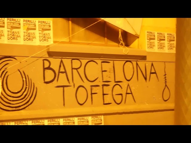 BCN, 04/04/20161. Desallotjament TransformadorsEl dilluns 4 d abril al matí, al Fort Pienc, l·Ajuntament ha fet efectiu el desallotjament del CSOA Transformadors, i s·ha trobat l·edifici buit. L·assemblea del centre social ha convocat una concentració de resposta avui dilluns a les vuit de vespre davant la seu del Districte de l·Eixample.2.Manifestació Refugees WelcomeEl 19 de març Barcelona va sortir al carrer en ruta anti-racista fins a la platja de la Barceloneta. Drets per a tothom. Perquè ja està bé de discriminar les Persones Per El seu origen, el color de pell o creença. Stop islamofobia. Stop LGBTifobia. Feixisme Mai més. Per la Pau i la convivència.3. Acte HIJOS a VallcarcaEl passat 26 de Març es va celebrar la jornada de FILLS, (música, poesia, teatre, titelles, reivindicació) on es recorda la lluita contra la impunitat, la reconstrucció fidedigna de la Història. Trobar als fills desapareguts a Argentina i fora d·ella és un dels seus eixos d·actuació.4. Amenaça Desallotjament Banc ExpropiatL·okupació està en moviment a Barcelona. Els darrers dies s·han obert nous centres socials okupats com LA Cinetika a St Andreu, la Residencia d estudiants okupada al Raval i al carrer Beltran de Sant Gervasi. Però no tot són cireres. També es va produir un desallotjament il·legal efectuat pels mossos d·esquadra a Vallvidrera i a Gràcia, els moviments s·organitzen davant l·amenaça de desallotjament imminent del Banc Expropiat, que crida a apropar-se a l·ex-sucursal de Travessera de Gràcia tan bon punt arribi la comitiva i a manifestar-se a les 20h del mateix dia a la plaça Revolució. L·endemà, estan convocades, de moment, concentracions solidàries a mitja dotzena de barris de Barcelona.5. Liberate TateLondon, 19/03/2016.- Activistes del moviment Liberate Tate celebren que la companya British Petroleum retira el patrocini del museu Tate Modern. Durant anys, han estat fent accions creatives per denunciar el rentat verd d·aquesta contaminant petroliera.6. Reportatge Jungla de Calais #OpenTheBordersNobordersbcn ha estat aquests dies a Calais. Aquest campament d·immigrants i refugiats, malgrat el desallotjament parcial, al campament de Calais, ·la jungla·, se sobreviu gracies a l·autorganització i la solidaritat. Necessiten el nostre suport ja que l·amenaça de desallotjament continua.Consulta la nostra nova web: latele.cat/informatiu