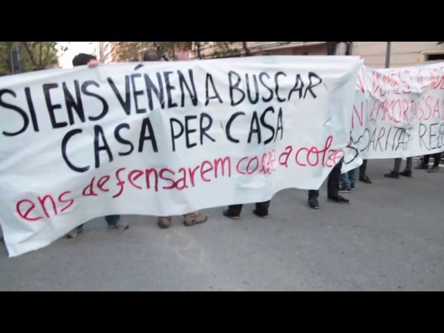 Manifestació del 13 de abril de 2016 en Gracia-Valcarca. Els Mossos van fer una detenció i dotze hores d·escorcoll dels Blokes Fantasma i a dos domicilis de Gràcia i el Carmel.