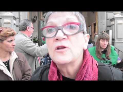 18/04/20161. Manifestació Ni domesticades ni emmordassades2. #NitDempeus a Plaça Catalunya3. Concentració Welcome Refugees4. Nous escraches/escarnis de la PAH5. Roda Premsa de la Residència d·Estudiants Autogestionada (REA)6. Reportatge sobre Calais #EuropeisKilling7. Col.lecció Històries del Raval a l·Agora Juan Andrés Benítez1. Manifestació Ni domesticades ni emmordassadesNova ràtzia dels mossos a cases okupades de Barcelona buscant enemics interns per crear alarma social. El passat 13 d·abril va ser el torn dels Bloques, on els Mossos  van fer una detenció i dotze hores d·escorcoll dels Blokes Fantasma  i a dos domicilis de Gràcia i el Carmel.Manifestació del 13 de abril de 2016 a Gracia-Valcarca.2. #NitDempeus a Plaça CatalunyaBarcelona, 11/04/2016.- Contrainfos va compartir una estona de la 3a nit d·acampada a Plaça Catalunya pel moviment NitDempeus, en solidaritat amb la rebel·lió fancesa #NuitDebout i per un espai de confluència dels moviments socials a Barcelona.3. Concentració Welcome RefugeesBarcelona, 11/04/2016.- Cada dilluns, Stop Maremortum convoca a una cassolada davant la seu de la Comissió Europea a Barcelona, exigint l·obertura de fronteres als refugiats i aturar les hostilitats a les persones refugiades.4. Nous escraches/escarnis de la PAHNo és cap revelació dir que els bancs han estafat a tot quisqui respecte al tema de l·habitatge, però per sort encara hi ha  col.lectius com la PAH que ens ho van recordant. veiem les darreres protestes que han fet davant  del Banc d·España i el Consorci del Habitatge.5. Roda Premsa de la Residència d·Estudiants Autogestionada (REA)El Raval, 7/0472016.- Roda de Premsa de l·assemblea de la REA: Residència d·Estudiants Autogestionada del Raval, Barcelona on presenten els motius de l·okupació d·un bloc per a vivendes d·estudiants.6. Reportatge sobre Calais #EuropeisKillingNova entrega del col.lectiu NoBordersBCN, en la seva visita a la Jungla de Calais.7. Col.lecció Històries del Raval a l·Agora Juan Andrés BenítezRepresentació de Teatre sobre la marxa en l·Àgora Juan Andrés, abril de 2016. A través d·aquesta sèrie de petits llibres l·Assemblea del Raval vol recollir i donar a conèixer el riquíssim llegat que hem rebut d·els qui van lluitar, de múltiples maneres, per un món diferent en el qual anés bandejat el mercantilisme com a centralitat social i imperessin en ell les relacions humanes, ja fora des del veïnat, el carrer, la fàbrica, la presó, l·art... No en va el Raval ha estat anomenat Viver de revolucionaris.Vols col.laborar amb nosaltres? Ens reunim els dilluns vespre a l·Infoespai de la Plaça del SolEl [Contrainfos] estrena nova web: http://latele.cat/informatiu