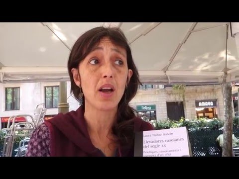 Les Rambles, 23/04/2016.- Sortejant la gentada i alguna rosa punxeguda, corresponsals de [Contrainfos] exploren les novetats editorials de col.lectius amics.