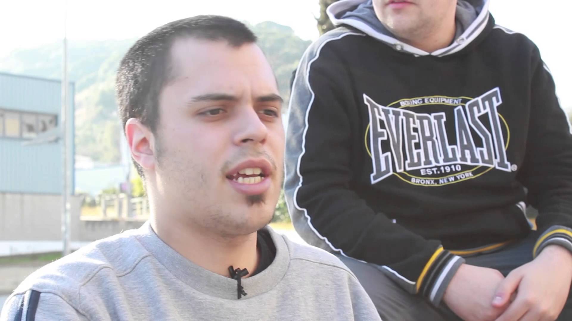 Carles Escrig, 22 anys, Història de l·Art (UB). Professor de música a l·Aula de Música. Albert Escrig, 19 anys, Grau Superior d·Educació i Control Ambiental.Els dos toquen amb els grups Lad Cuig i La Banda BirujiSón membres de Joventut Activa, la nova assemblea de joves d·Arenys de Munt.Detinguts durant els aldarulls de Can Vies (Barcelona)