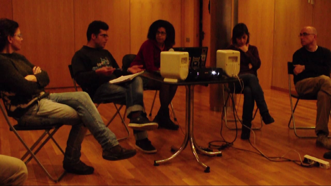 El passat dimarts, 12 d·abril a Aurea Social, va tenir lloc la presentació de la P2P Foundation a càrrec de Giorgios Dafermos i amb traducció simultània de Luís David Àrias, estudiant americà de Ciències Politíques, actualment en pràctiques a la Cooperativa.Georgios és membre i investigador d·aquesta fundació internacional, la P2P, sòcia estratègica de la CiC des de 2014 i que documenta i impulsa la Transició als Comuns, la vertebració horitzontal de les societats, l·enxarxament i les abundants pràctiques post-capitalistes que s·estan donant ara, arreu de Catalunya i del món; des d·USA amb el Platform Cooperativism a la Índia amb el moviment Kalpavriksh, o les nostres EcoXarxes entre molts d·altres.