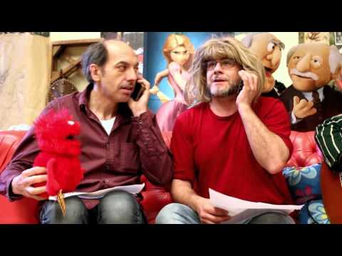 Després d·un temps, ja teníem ganes de fer un nou vídeo, i la conversa entre María José Alcón i el seu fill Vicente Burgos ens va suggerir un petit homenatge al ·Show de los teleñecos·. Us deixem amb la descripció més pedagògica del concepte ·pitufeo· amb cançoneta final
