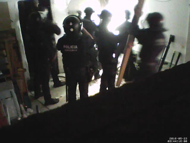SEGON VIDEO> Els mossos treballant a la porta per accedir abaix...<br/>