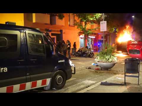 Vila de Gràcia, 23/05/2016.- Després de 8 hores resistint, el Banc Expropiat ha estat desallotjat. Per la tarda, una nombrosa manifestació transita pels carrers de Gràcia per tornar al Banc i intentar reokupar-lo. És llavors quan arriben els mossos d·esquadra i comencen les càrregues, amb projectils FOAM inclosos.Més vídeos [Contrainfos]: http://latele.cat/informatiu