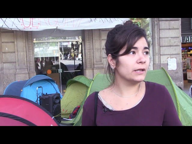 Dissabte 14 de maig un grup de persones van acampar davant la seu de la Comissió Europea a Barcelona després de la manifestació pel Dia Mundial d·Acció pels Drets dels Refugiats. Així va néixer #AcampadaRefugiada, amb l·objectiu d·evidenciar la inoperància europea davant la crisi humanitària de les persones refugiades. Aquesta acció va acabar aquest dimarts 17 de maig amb la intenció de continuar la lluita en altres espais.Des de SICOM vam entrevistar a Sara Montesinos, una de les voluntàries que ha estat a Idomeni acompanyant a les persones refugiades.Més informació a https://stopmaremortum.org/2016/05/18/quatre-dies-dacampadarefugiada-davant-la-ce-quatre-dies-de-resistencia/