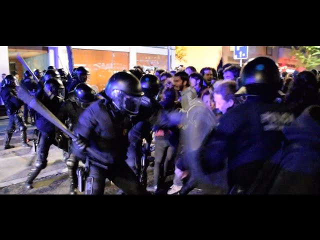 El vespre d·aquest dimarts s·han produït noves concentracions de rebuig al desallotjament de l·espai alliberat de Gràcia. Un grup de manifestants ha obert la tanca de l·immoble, moments abans d·una actuació dels mossos que s·ha saldat amb 18 feritsAudiovisuals: Sònia Calvó i Estel·la MarcosNotícia completa: https://directa.cat/reobertura-efimera-del-banc-carregues-policials-molt-contundents-en-una-segona-nit-de-protestes