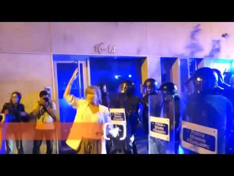Vila de Gràcia, 25/05/2016.- Una veïna dóna una lliçó de valentia a un centenar de joves durant la tercera nit de mogudes pel desallotjament del Banc Expropiat.