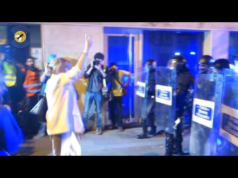 Vila de Gràcia, 25/05/2016.- Tercera nit de manifestacions i aldarulls al barri de Gràcia després del desallotjament del Banc Expropiat. Desenes de furgones de Brimos dels mossos d·esquadra prenen els carrers repartint bastonades i disparant projectils. Els veïns i veïnes rebutgen l·ocupació policial.