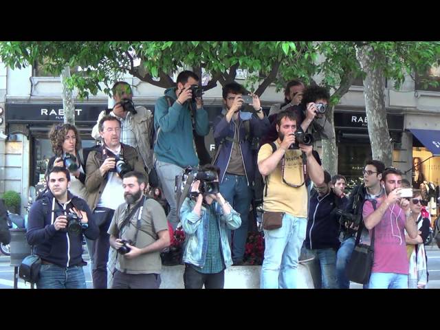 La defensa del Banc Expropiat es fa sentir davant la seu d·Antartic VintageUna manifestació convocada un hora abans fa una incursió passeig de Gràcia avall, davant la seu d·algunes societats de Manuel Bravo SolanoLa presència de l·efígie de l·empresari Manuel Bravo Solano ha estat una icona de les protestes i ahir va traspassar els límits de la Vila de Gràcia + info: La Directa - La defensa del Banc Expropiat es fa sentir davant la seu d·Antartic Vintage