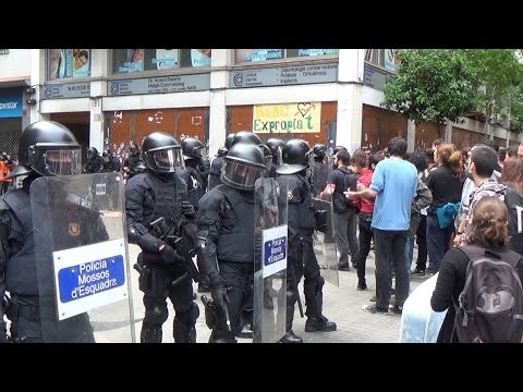 Els Mossos desallotgen cinc persones que havien reokupat el Banc Expropiat. El matí de dissabte, algunes veïnes van tornar a entrar a l·immoble del barri de Gràcia de Barcelona, desallotjat dotze dies enredera. Un miler de persones van participar a la manifestació convocada a la tarda.+ info: La Directa - Els Mossos desallotgen cinc persones que havien reokupat el Banc Expropiat