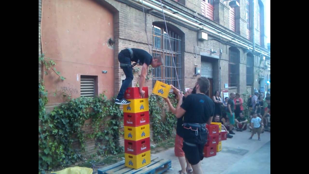 Dissabte a la tarda Can Batlló celebrava el seu 5é aniversari amb dotzenes d·activitats, entre elles el ja popular Escalabirres, una modalitat d·escalada que consisteix en pujar per una torre de calaixos de cervesa alhora que es va construint. Tot, com ha de ser, amb la seguretat necessària. Arnes i corda per a evitar les caigudes.Diumenge vam penjar a tuiter la majoria d·escalades per separat, avui us oferim el recull de segons finals de cada escalada.