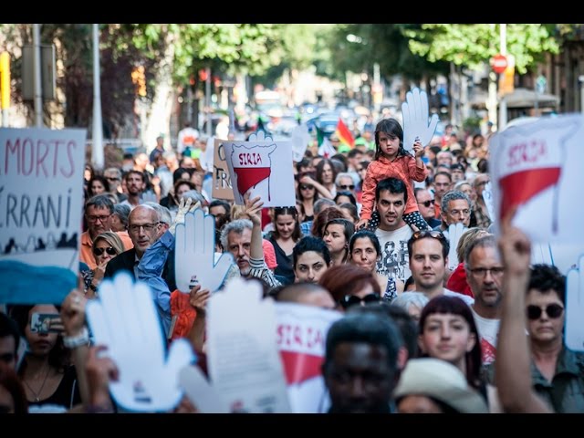 Stop Mare Mortum denuncia que els estats no es responsabilitzen de crear vies segures ni de garantir el dret d·asil i de lliure circulació. Sota el lema ·Obriu fronteres, volem acollir·, 40.000 persones, segons l·organització, s·han manifestat pels carrers de l·Eixample de Barcelona per reclamar el dret d·asil i de lliure circulació. Aquesta mobilització és el punt àlgid d·una setmana de lluita per les refugiades i migrants, que ha durat del 13 al 20 de juny, culminant amb el Dia Mundial de les Persones Refugiades, que es commemora aquest dilluns, dia 21. Diverses convocatòries que s·han viscut durant els darrers dies, com ara la manifestació del passat dimarts dia 14 contra la reobertura del CIE de la Zona Franca, han estat organitzades amb el suport de la plataforma ciutadana Stop Mare Mortum; una plataforma que va néixer l·abril del 2015 per reivindicar els drets de les persones refugiades i migrants així com reivindicar les obligacions que tenen els estats amb aquestes persones.+ info La Directa - Crida multitudinària a obrir les fronteres la vigília del Dia Mundial de les Persones Refugiades a Barcelona