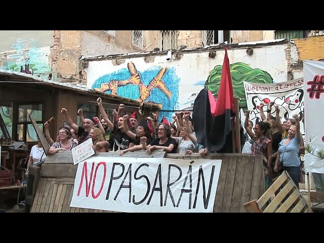 La Barcelona revolucionària de 1936. Una història de les seves barricades. El 18 de juliol de 1936 es produeix el cop militar contra la República. El 19 de juliol el poble en armes respon al carrer i aconsegueix derrotar l·alçament feixista alhora que inicia el procés de la revolució mitjançant les col·lectivitzacions de la indústria i el camp i instaura el Comitè de Milícies com a nova autoritat. Comença una etapa d·autoorganització i autogestió enmig d·una guerra amb l·objectiu d·aconseguir la revolució social. Van ser les nostres àvies i els nostres avis els qui després de diverses generacions de lluita i d·aprenentatge van aconseguir al crit de ¡No passaran! derrotar el feixisme i portar un món nou en els seus cors a la pràctica.