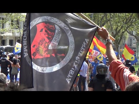 Contraconcentració antifeixista al barri de Gràcia, a Barcelona.Democracia Nacional havia convocat una concentració a prop de la llibreria Europa, que es dedicava a fer apologia del nazisme i de l·Holocaust, per protestar pel seu tancament.Un grup d·antifeixistes els hi ha barrat el pas.