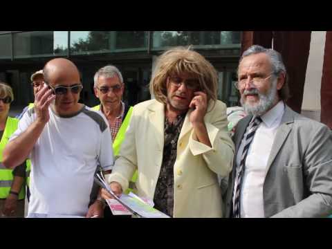 Ací teniu el vídeo resum de la nostra tornada a la Ciutat de la Justícia, avui per rebre a Ma. José Alcón i Marcos Benavent, que de nou van a declarar pel cas del pitufeo.