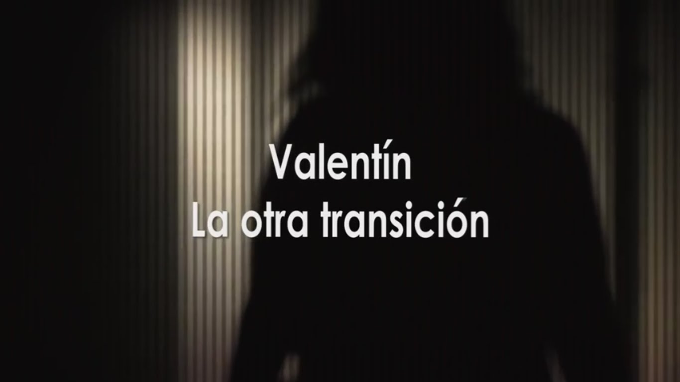 La denominada Transició Espanyola no fou un procés històric pacífic. Tampoc els seus ·únics protagonistes· foren els representants dels grans partits polítics o de les institucions de l·Estat de l·època. Aquell període va estar ple de persones i organitzacions que realitzaren dures crítiques i fortes mobilitzacions front a un procés que va servir com a maquillatge democràtic per a tota una sèrie de personatges i estructures fortament arrelades i servils de l·anterior règim feixista. Un procés clau que va consolidar fins als nostres dies el sistema econòmic i político-social capitalista.Molts dels que lluitaren contra les polítiques i els pactes de les elits han estat oblidats i menystinguts pel silenci conscient de la Transició oficial. Valentín González, afiliat a la CNT, fou una d·aquelles persones silenciades. Amb aquest documental recuperem la seua història i tractem de reconstruir una part de la memòria col·lectiva, vinculada al moviment obrer i llibertari.