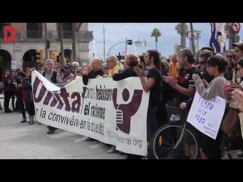 Redacció: Nil RibotAudiovisuals: Carlota EstellerLa plataforma unitària UCFR, que aglutina desenes de col·lectius, entitats i partits polítics catalans, ha reclamat que les autoritats no autoritzin mobilitzacions d·ultradreta i ha demanat la retirada de l·estàtua d·Antonio López i de tots els monuments que recorden aquesta data històrica, que han titllat de ·genocidi, espoli i vestigi del franquisme·.Notícia completa: La Directa - L·antifeixisme es manifesta al centre de Barcelona tot i la pressió dels Mossos