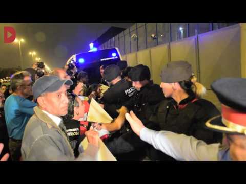 Després de la protesta al centre d·Aluche de Madrid la setmana passada, els migrants del centre de Barcelona van iniciar una vaga de fam diumenge al matí que ha acabat aquesta tarda després d·una ·mediació· amb la direcció del centreRedacció: Gemma GarciaAudiovisuals: Sònia CalvóNotícia completa: https://directa.cat/actualitat/interns-al-cie-de-zona-franca-denuncien-deportacio-de-tres-participants-en-vaga-de-fam