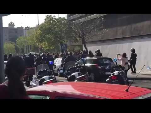 Agents de la Policia Nacional han carregat contra un grup d·estudiants que protestaven davant de la seu del PP a Còrdova. Els fets han passat poc abans de les 12:00. Segons estudiants presents en el moment del xoc amb els agents, diversos estudiants han resultat ferits, segons confirmen fonts sanitàries. ·Hem vist a diversos sagnant i se·ls han endut corrent·, assenyala una estudiant, testimoni dels fets.·Quan hem arribat, hem vist a molta Policia amb cascs, escuts i armes llargues·, explica una mare que porta una samarreta verda reivindicativa per l·ensenyament públic i les retallades. ·Anava amb el meu fill i ens hem espantat molt·, comenta davant del nen, d·uns deu anys.Els incidents s·han produït a l·entorn de l·hotel Córdoba Center, quan la policia ha impedit que els estudiants poguessin accedir al carrer on es troba la seu del PP, Rafael de la Hoz Arderius. Mentrestant, han establert un cordó policial davant un grup d·estudiants que després que els agents antiavalots intervinguessin s·havien retardat.Els estudiants, parlen d·una resposta desproporcionada per part dels agents en no atendre les seves ordres de retrocedir. ·Han tret les porres i han començat a pegar a la gent. Llavors, hem sortit tots corrent i cridant ·, explica una segona jove present. ·Només volíem concentrar-nos en la porta del PP, res més· .Minutos després, més d·un centenar d·estudiants s·han reunit als jardins del Vial, davant del Còrdova Center, on han acordat tenir una assemblea divendres que ve.
