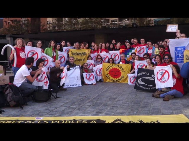 Barcelona, 29/10/2016.- Inici del ·Volt 3: Davant la Impunitat Corporativa, Sobirania Popular·. Activistes de diferents moviments denuncien els projectes de línies de Molt Alta Tensió davant la seu de Red Eléctrica Española, al Paral·lel de Barcelona.El Volt3 és un moviment d·enxarxament de lluites pel territori que enguany recorrerà i denunciarà el projecte Castor, la pretroquímica de Tarragona i de Flix i la central nuclear de Vandellós. Més info: www.xse.cat