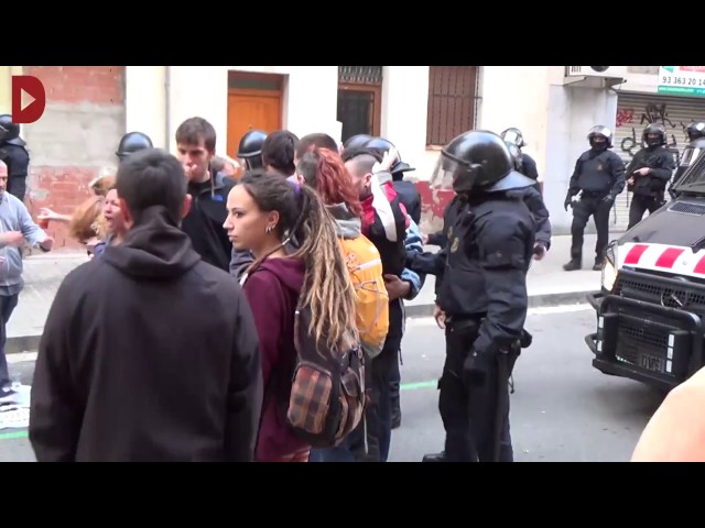 La policia ha fet fora la gent concentrada al carrer a empentes i cops. Els agents han entrat a l·edifici per identificar i fer fora les residents. Després han reubicat guardes de seguretat als accessos.Passades les quatre de la tarda, nou furgonetes d·antiavalots dels Mossos d·Esquadra han arribat al centre social La Buenaventurada, al carrer Benavent del barri de les Corts de Barcelona. A empentes i cops han fet fora tota la gent que es concentrava davant l·edifici i han esbotzat a cops de mall la porta tapiada per accedir-hi. Han identificat les quatre persones del col·lectiu i les dues veïnes una d·elles Elizabeth Casañas, presidenta de la Plataforma Pro Vivendes Turístiques, que s·oposen a l·okupació, i que també eren dins l·edifici des de mig matí.Redacció: Maties LorenteAudiovisuals: Juan Manuel AguadoNotícia completa: https://directa.cat/actualitat/una-seixantena-de-mossos-antiavalots-tiren-porta-terra-desallotgen-centre-social