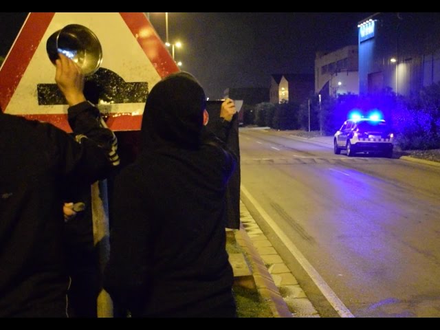 Entre 70 i 100 interns s·atrinxeren a un dels patis de la instal·lació després d·una protesta al menjador. La Policia Nacional espanyola ha enviat al centre un ampli dispositiu d·antiavalots per reduir-losRedacció: La DirectaAudiovisuals: Sònia Calvó i Estel·la MarcosNotícia completa: https://directa.cat/actualitat/moti-al-cie-de-zona-franca-de-barcelona