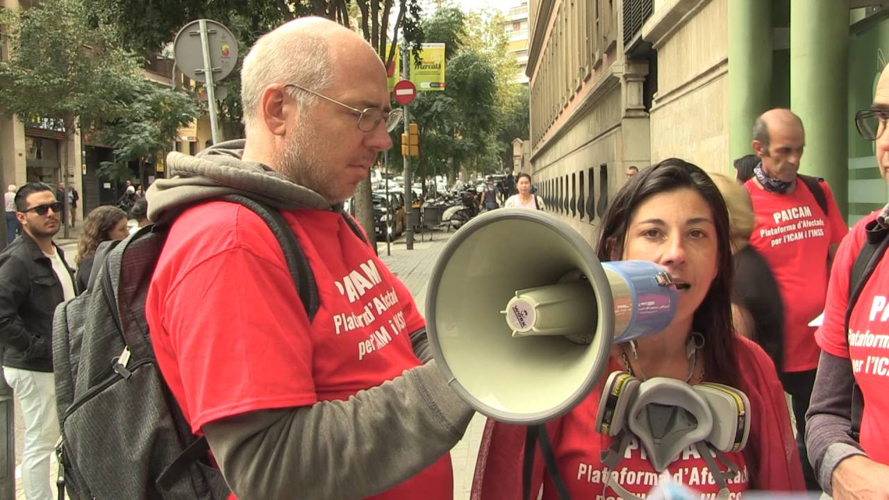 #CatSalutNoAtenLesSSC Montse Reyes assisteix a l·Hospital Clínic de Barcelona i des del propi taulell de la sanitat pública és derivada al negoci sanitari privat ·BarnaClínic·.Montse Reis d·@PAICAM demostra en aquesta acció gravada per SICOM TV, com les ciutadanes afectades de malalties ·SSC: Síndrome de Sensibilitat Central, NO són ateses a la sanitat pública.