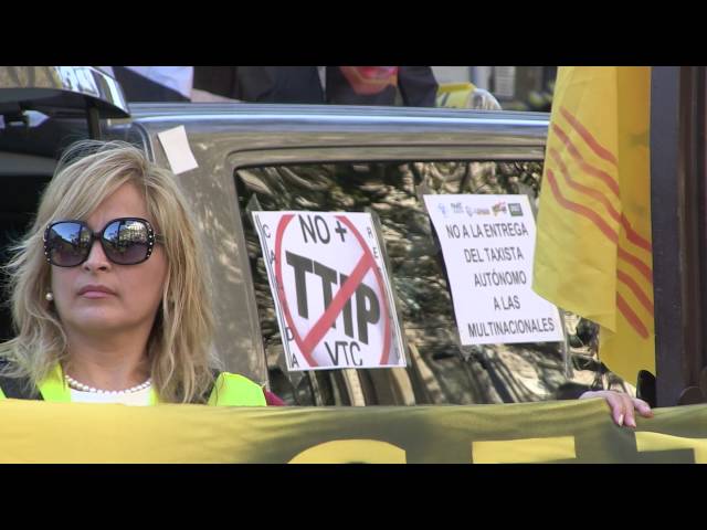 Cadena humana contra TTIP / CETA a Barcelona el 15-10-16Milers de persones, més de 7.000 segons els organitzadors i unes 2.000 segons la Guàrdia Urbana, es van manifestar el dissabte15-10-16 a Barcelona contra el tractat de Lliure Comerç entre Europa i Estats Units (TTIP en les seves sigles en anglès) i l·acord entre la UE i Canadà (conegut com a CETA. Els manifestants van formar una cadena humana al centre de la ciutat. La concentració va començar davant el consolat del Canadà, a la plaça de Catalunya i es va allargar pel passeig de Gràcia fins a l·oficina de la UE, a la cantonada de Provença.#niCETAniTTIP #TTIP #CETA #TISA @CATnoalTTIP #TAFTA @NOalTTIP 