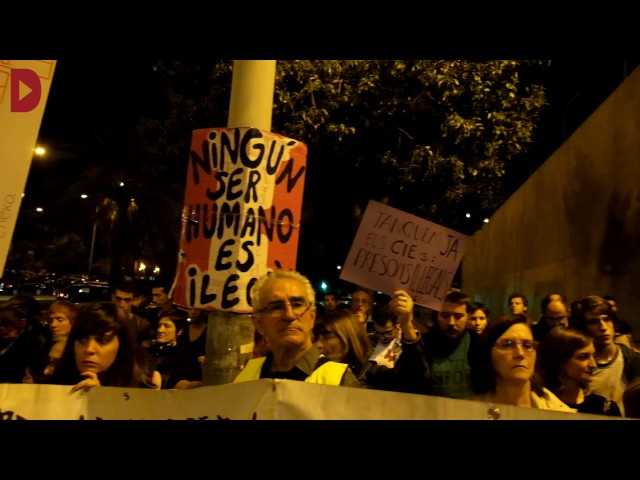 Un centenar de persones es concentraren ahir de vesprada a la porta del Centre d·Internament per a Estrangers de València, davant la notícia del reobertura d·aquesta presó de migrants, per fer un tancament simbòlic de l·espai, que ara roman tancat per una plaga de xinxes i paparres.Redacció:Teresa AlberoAudiovisuals: Lluïso GarciaNotícia completa: https://directa.cat/actualitat/porta-blava-de-sapadors-sompli-de-gent-rebutjar-reobertura-del-cie