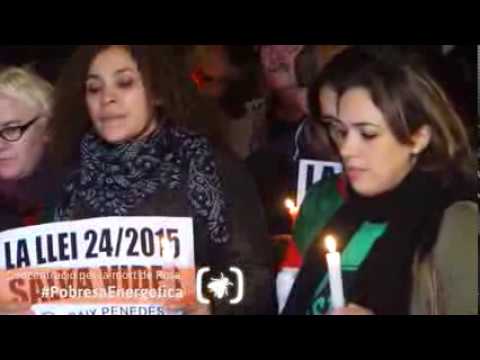 Barcelona 16/11/2016.- Després de la mort de Rosa, incendiada a casa seva de Reus, quan s·enllumenava amb espelmes per un tall de subministrament de les companyies elèctriques i de gas, l·Aliança contra la Pobresa Energètica convoca una concentració on es demanen sancions exemplars a les companyies que incompleixen la llei 24/2015. 