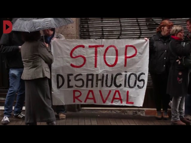 El desnonament ha quedat suspès. Javier Faus Santasusana i Susana Morros Moysset eren els administradors únics i accionistes majoritaris de l'empresa que va fer fallida i va traspassar els seus actius tòxics a la Sareb. 'Nosaltres pagàvem el rebut a una empresa que va desaparèixer i no va deixar rastre', és el que expliquen algunes de les residents del bloc d'habitatges del carrer Hospital 116 de Barcelona, sobre les quals pesava una ordre de desnonament per aquest matí de dilluns. Es tracta de set famílies que, segons la regidora de Ciutat Vella Gala Pin, 'volien pagar els lloguers però no tenien interlocutor per fer-ho'. Primer pagaven 300 euros al mes, després aquesta xifra es va reduir a 250, i finalment els gestors de l'immoble es van volatilitzar.
<br/>
<br/>Redacció: Jesús Rodríguez
<br/>Audiovisuals: Estel·la Marcos
<br/>
<br/>Notícia completa: <a href='https://directa.cat/set-families-del-raval-amenacades-de-desallotjament-eren-llogateres-dun-vicepresident-del-barca' target='_blank'>https://directa.cat/set-families-del-raval-amenacades-de-desallotjament-eren-llogateres-dun-vicepresident-del-barca</a><br/>