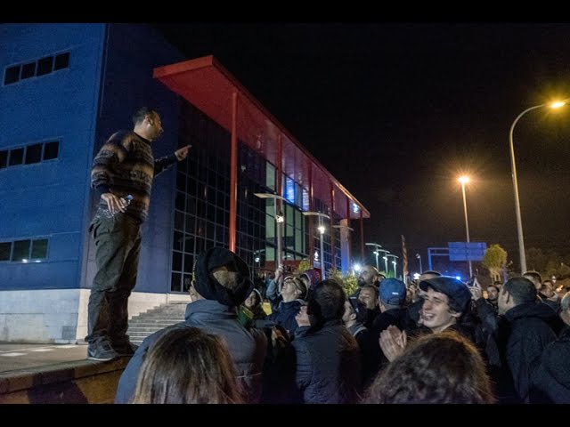 Bernat Sorinas queda en llibertat tres hores més tard, sota l·acusació de resistència i desobediència a l·autoritat. Els Mossos han carregat contra una concentració solidària.Audiovisuals: Guillem CabraNotícia completa: https://directa.cat/actualitat/detingut-portaveu-de-pahc-del-bages-despres-duna-protesta-contra-talls-energetics