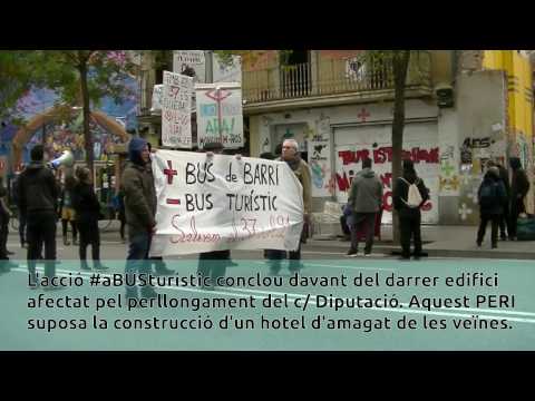 Acció organitzada des de l·Assemblea de Barris per un Turisme Sostenible. A Sants hi participaven Fem Front al Turisme a Sants, gent de la Marina (ZF) i Esquerra de l·Eixample.Pesquí repartit durant l·acció #aBÚSturísticEncara que estiguem en ·temporada baixa·, és important no deixar de denunciar les injustícies del model econòmic i turístic de Barcelona, ja que seguim sofrint-les.  El creixement desmesurat i el monocultiu del turisme afecten de manera greu les persones que vivim a la ciutat, a través de l·especulació immobiliària, la substitució dels comerços de proximitat per grans cadenes, la gentrificació, la precarietat laboral, la privatització dels espais comuns, la saturació del transport públic i la destrucció de la cultura popular. Aquests processos no succeeixen de manera gratuïta, sinó perquè existeix una activitat empresarial i unes polítiques institucionals enfocades a construir les infraestructures i la imatge necessàries per convertir la ciutat en una fàbrica de turistes, enriquint unes poques butxaques a costa de destruir el teixit veïnal.Els autobusos turístics són només la cirereta del pastís d·aquesta indústria, però representen molts dels trets del tipus de ciutat a la qual l·actual model ens està conduint.  En primer lloc, els busos turístics de TMB són un clar exemple d·un servei públic d·ús exclusiu per a turistes; mentrestant, es tanquen línies com la 37 o la 91, incomunicant encara més la Zona Franca o La Bordeta. La inversió pública en turisme, ja sigui en autobusos, en publicitat o en noves dàrsenes per a creuers, persegueix una única finalitat en una ciutat que ja supera la seva capacitat de càrrega: el benefici de l·empresariat turístic.En segon lloc, els busos turístics són un exponent de com Barcelona s·ha convertit en un museu, en un parc temàtic. La ciutat queda convertida en un mer aparador buit de contingut on es mostra una cultura banalitzada composada únicament per allò que pot vendre·s. La cultura dels barris és rica i sòlida, però està amenaçada per la pressió especulativa. A les zones més turístiques les veïnes som ja una espècie en perill d·extinció, i en les menys afectades els impactes són cada vegada més evidents. Els costos socials del turisme a Barcelona ja no es concentren ni en una zona de la ciutat ni en una temporada de l·any, per això volem recordar que la ciutat és per viure-hi, no per viure·n. El Bus Turístic és un servei públic gestionat per Turisme Barcelona on hi participen empreses públiques i privades. 64 vehicles conduïts per 140 conductors de TMB amb 200 informadores de Magma Cultura més serveis informàtics.Costos anuals:  375.393 prod. gràfica  289.400 assegurança  229.143 auriculars  59.824 repintat i neteja  47.304 wi-fi  + manteniment vehicles  + informàtica   + seguretat +...Treballadores de TMB:  TMB té 7.069 treballadores, no+ 8% estan fora conveni. D·aquests 163 han signat contra la transparència, la majoria són directius, gerents línea, etc. amb sous superiors a 100.000.Informadores Magma Cultura:  BBT paga 27/h per informadora. Unes 200 informadores/any on unes 16 treballen en temporada baixa i el restant són eventuals. D·elles, menys de 50% tenen mensualitats superiors a 1.000, un 80% no arriba a 600 per més de 27h/setmanals.