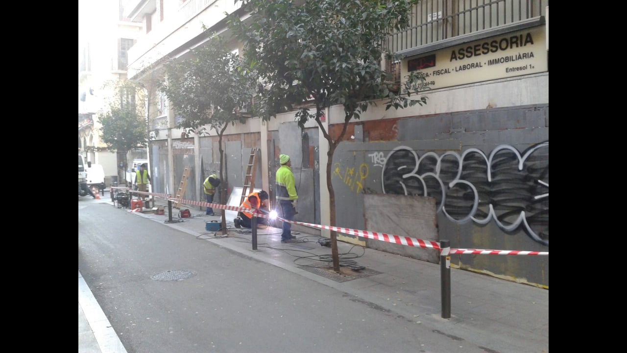 Diumenge 27 de novembre de 2016 a les 12 del migdia vam tornar a ocupar el Banc Expropiat. A les 17h els Mossos d·Esquadra van fer fora 18 persones i van marxar creient que havien tret a totes les ocupants de l·immoble. Però, com demostra aquest vídeo, una de les ocupants va aconseguir quedar-se dins el local #BancAmagat. Per tant, la policia no va fer efectiu el desallotjament. Avui a les 12h ha fet 72 hores que aquesta persona va ocupar el Banc. Aquest és el termini que tenien els @mossos per considerar la usurpació com a delicte flagrant i desallotjar immediatament. Durant aquest temps, aquesta persona ha constituït la seva nova llar, per això el propietari haurà de començar un nou procés legal. Per tant, podem confirmar que diumenge vam ocupar el Banc Expropiat i que avui dimecres el Banc és nostre. Mossos ha rodejat voltants del Banc amb furgones i operaris han començat a obrir una de les xapes. Es convoca concentració de suport ara mateix.