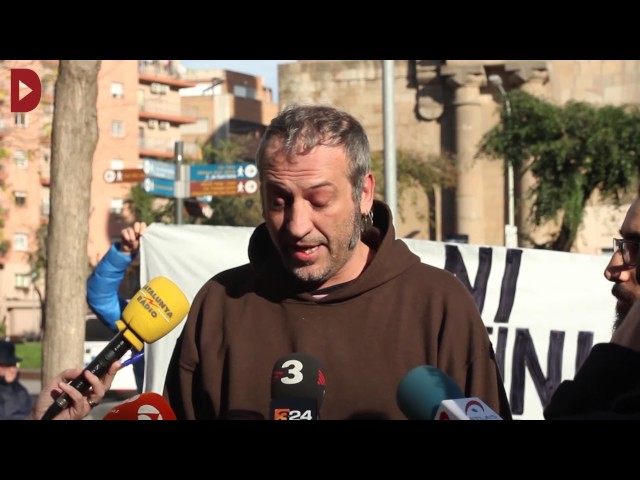 Els mossos i la policia nacional espanyola detenen les cinc independentistes investigades per cremar fotos de Felip VI. Els Mossos d·Esquadra van arrestar ahir tres de les cinc persones encausades per l·Audiència Nacional espanyola a Barcelona. Aquest matí, Nora Miralles i Roger Santacana han estat detinguts per la policia nacional espanyola quan viatjaven cap a Madrid.La Directa - Els mossos i la policia nacional espanyola detenen les cinc independentistes investigades per cremar fotos de Felip VI