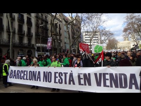 Durant els últims 40 anys Barcelona s·ha anat construint amb errors i encerts presidits per dos factors fonamentals: d·una banda l·especulació immobiliària i, de l·altra,  la lluita dels barris per una ciutat digna i cosmopolita, que atresora una llarga història per a la supervivència de la ciutat i la seva gent.Barcelona està en venda. En l·última dècada, el fenomen especulatiu ha adquirit una dimensió global, impulsat pel capital financer i la complicitat de les elits polítiques de Madrid i Catalunya, que volen transformar la ciutat en un gran negoci.Aquesta cobdícia no té fre i assistim a un agreujament progressiu de la situació. El model de gentrificació de la ciutat expulsa al veïnat dels barris, fomentant la sobre-explotació turística de Barcelona com succeeix a altres ciutats. Conseqüències d·aquestes polítiques que trobem en aspectes fonamentals de la vida quotidiana de la ciutat.Per aquests motius, denunciem i reclamem:    En lloc d·un volum de turisme acceptable i respectuós amb la convivència veïnal, tenim un model de turisme massificat promogut pels grans operadors turístics.    Tenim uns llocs de treball precaris, mal remunerats, sense drets laborals i amb retallades dels drets socials que fan imperiosa la derogació de les reformes laborals i de jubilació, així com la implementació de mesures de suport a la lluita contra l·atur.    L·accés a l·habitatge digne i assequible per a tothom és inexistent a la ciutat. El veïnat és expulsat per la pujada de preus del lloguer. Cal aturar els desnonaments i els desallotjaments d·espais socials per la força.    Volem l·espai públic per gaudir de la ciutat i conviure, no per fer negoci.    Cal aturar la destrucció del comerç de proximitat, que es substituït per botigues de records i per grans cadenes de moda i d·alimentació.    Cal aturar la destrucció del medi ambient per la contaminació que generen els vehicles privats i els creuers del port i promoure el transport públic eficient i no contaminant, i els mitjans alternatius com la bicicleta.    Solidaritat amb el barris mes empobrits per tal de reduir dràsticament les desigualtats socials.    Polítiques actives i decidides d·igualtat de gènere.En un context de retallades en la sanitat, l·educació i l·assistència social, de saqueig a la guardiola de les pensions i d·increments abusius en les taxes universitàries, la cultura, la investigació i el jovent queden arraconats per una manca preocupant de visió de futur.Davant d·aquesta situació, que porta al col·lapse de la ciutat, cal que les veïnes i veïns aixequem la nostra veu i ens organitzem, unint les nostres forces per barrar el pas als ·enemics de la ciutat·.Pel dret a viure a la ciutat, cridem a tothom a ocupar La Rambla.El dia 28 de gener de 2017 a les 11h tothom a la Rambla de Canaletes.Entitats convocants:FAVB, Taula Veïnal d·Urbanisme de Barcelona, Observatori DESC , OACU, Desllogats, Assemblea 15M Sants-Les Corts, CGT Barcelona, Intersindical Alternativa de Catalunya (IAC), Som Paral·lel, Arquitectes Sense Fronteres, Territoris Oblidats, Plataforma d·Afectats per l·Hipoteca, CONFAVC, Associació 500×20 pel Lloguer Públic i Assequible, Crida Constituent, Centre Social de Sants, Associació Apropa·t, Col·lectiu d·Arquitectes Volta, Assemblea de Barris per un Turisme Sostenible (ABTS), Cortsenques Dissidents de Les Corts, Ateneu Popular de Les Corts, Arran Les Corts, Assemblea 15M Sarrià-St. Gervasi, Col·lectiu Veïnal Germanetes Illa Verda, Grup Promotor del Sindicat de Llogateres i Llogaters, CASC (Coordinadora d·Acció Social Cortsenca), Assemblea Barri Esquerra de l·Eixample, Ecologistes en Acció de Barcelona, Resistència Clínic, AVV Poblenou, AVV Defensa de la Barcelona Vella, AVV la Sagrera, AVV la Satalia, AVV Joan Maragall del Guinardó, AVV Provençals de la Verneda, AVV Clot-Camp de l·Arpa, AVV Sagrada Família, AVV el Carmel, AVV Casc Antic, AVV Can Peguera, AVV Sant Andreu de Palomar, AVV Barceloneta, AVV Zona Universitària