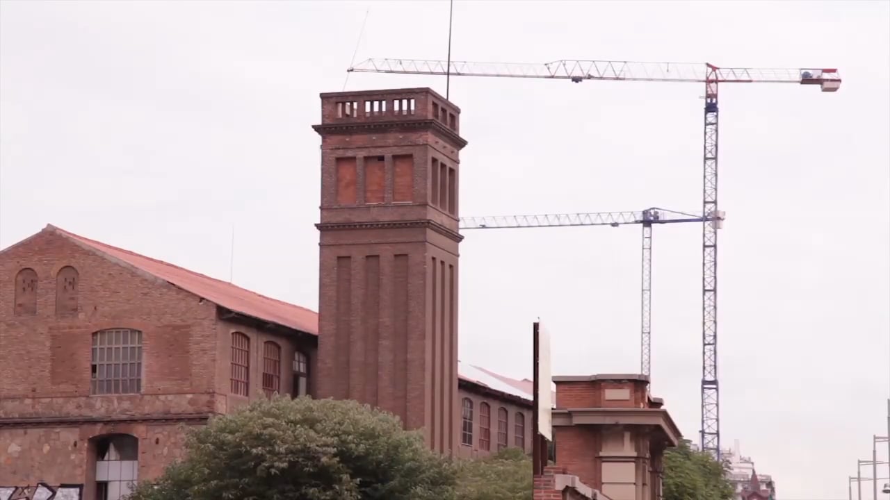 Capítol #1: Context en el que neix el projecte de La Borda.https://documental.laborda.coopSants és un barri de gran tradició cooperativa. En aquest primer vídeo del web-documental de La Borda s·explica, a través d·Ivan Miró (La Ciutat Invisible), la història del cooperativisme des dels inicis, mencionant les seves diferents onades. D·altra banda, Arnau Andrés (Lacol) apunta algunes dades importants sobre el mercat de l·habitatge espanyol, considerat un dels més especulatius degut a la escassetat d·habitatge social en comparació a altres països europeus. També menciona alguns referents de cooperativisme d·habitatge de propietat col·lectiva com Fucvam (Uruguai). Finalment, Mia Caritg (Can Batlló) parla sobre l·espai veïnal de Can Batlló, projecte polític, social i cooperatiu més ampli del que forma part La Borda, que va ser conquerit gràcies a les lluites ciutadanes. Amb aquests tres eixos (barri cooperatiu, mercat de l·habitatge i Can Batlló) es vol posar en context la iniciativa de la cooperativa d·habitatge.