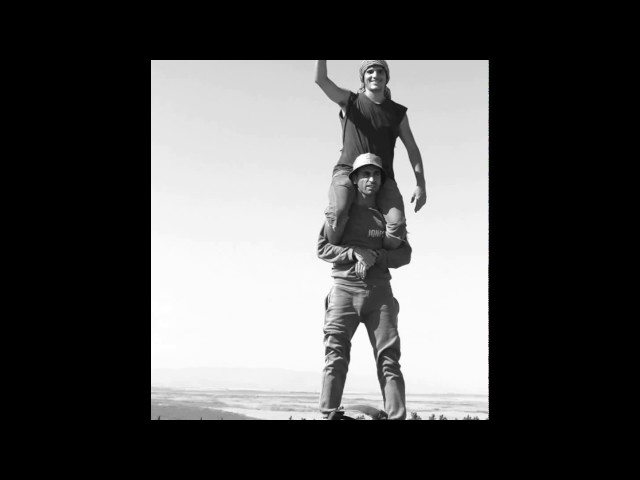 Subtítols: KURMANCÎ (aviat: CATALÀ / CASTELLANO)Versió adaptada de la cançó de Mem Ararat, compositor kurd (http://memararat.org). Gravada per a l·espectacle d·inici del correfoc de 2016 dels Diables de Sant Andreu, un homenatge al Dani Pascual. Es va cantar al final de tot. Ell la tocava sovint, des que va tornar del Kurdistan. | Vídeo de l·homenatge: http://youtube.com/watch?v=N6yoOkwy89I | Descarregar la versió: http://goo.gl/2C7DEs | La cançó original: http://youtube.com/watch?v=Ma_6jeNlHCYPàgina web: http://silviatomas.net | Facebook: http://facebook.com/silviatomastrio | Twitter: http://twitter.com/SilviaTomasTrio | Contacte: contacte@silviatomas.net | Lletra:&#350;eve, stêrk li asîmanDilerize bayê pi&#351;t çiyayanNêzîk maye ji berbangêRe&#351; dinêre kolanSare ev bajarZana, rêhevalê AndokNevîyê &#350;êx SeîdBazê zinaranHaho deng ji we nayêDe rabin heval,Neyar li pey we ye.&#350;axda tariyên kevnareÊ&#351;ên elem girtî pir xedareGotin Zana Birîndar eLi ser Milê Andok ji kur ve dinaleAndok, rêhevalê ZanaBerxê dayika min,Dengê çiyayaHaho bila Mem bimreGazî dereng hat,Dest ma bê çareLletra en català: http://silviatomas.net/zana-u-andok