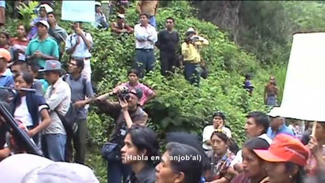 ·Y lo poco que nos queda· és un documental que parla sobre la resistència a una empresa hidroelèctrica per part de les comunitats indígenes a Santa Cruz Barillas, Guatemala.El focus se situa en les esposes dels presos polítics que també es reivindiquen com a preses polítiques com a part d·un càstig que l·Estat i les empreses transnacionals imposen per ser defensores del territori ancestral.La pel·lícula retrata la repressió d·un govern militar encapçalat per l·expresident Otto Pérez Molina, general de brigada retirat, que va estar implicat en el genocidi del poble maia Ixil.Aquest documental vol rescatar les veus de la resistència i en especial de les dones que pateixen la repressió d·aquest nou model de penetració transnacional que s·està imposant a Guatemala. 