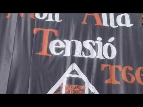 Girona 11/02/2017.- Presentació al peu de la muralla de Girona de la campanya de suport amb les encausades de la resistència a la MAT, amb la participació de la Plataforma contra la Mat, els Naturalistes de Girona, el Grup Antirepressiu de Girona, Contrainfos i els i les encausades.Més informació a:torre66.wordpress.com i @T66JudiciMat Judici de Molt Alta Tensió (MAT) és el nom de la campanya que es presentarà públicament el dissabte 11 de febrer en suport a les 6 persones imputades arran de l·espectacular acció de protesta que va tenir lloc a Fellines el 8 de gener de 2014. En aquella ocasió, una activista anti-MAT es va encadenar a un bidó de formigó armat dins d·un cotxe soterrat. L·acció va comportar un laboriós i arriscat rescat, que les activistes van criticar durament perquè en diversos moments es va posar en perill la vida de la persona enterrada. La contundència de l·operatiu dels Mossos d·Esquadra, en forma de càrregues policials, va deixar una desena de manifestants ferides, dues d·elles amb el braç trencat.Red Eléctrica de España, responsable de la construcció de la línia de MAT, demana a les activistes una indemnització de 20.000 euros en concepte de danys i perjudicis per haver endarrerit l·obra durant el transcurs de l·accióUns mesos més tard, van ser imputades sis activistes anti-MAT una de les quals és la persona que es va soterrar i es van presentar a dependències policials acompanyades a una nodrida concentració de suport. El novembre passat, després de tancar la instrucció, les acusacions particulars van fer unes peticions de condemna molt elevades, que oscil·len entre els 21 mesos i els 7 anys de presó. Cal destacar que en aquest judici prendran part com a acusació, a banda del Ministeri Fiscal, Red Eléctrica de España (REE) i la Generalitat de Catalunya. L·empresa REE, responsable de la construcció de la línia de MAT, demana a les activistes una indemnització de 20.000 euros en concepte de danys i perjudicis per haver endarrerit l·obra durant el transcurs de l·acció.La campanya ha obtingut el suport de col·lectius ecologistes com la Xarxa per la Sobirania Energètica (integrada per diverses entitats ecologistes), l·Associació de Naturalistes de Girona i l·antiga Plataforma No a la MAT. Algunes d·aquestes entitats intervindran en l·acte de presentació per mostrar el suport a les persones imputades. També formen part de la campanya el Grup Antirepressiu de Girona, l·Assemblea no a la MAT el col·lectiu que va idear aquesta i altres accions en defensa del territori a Fellines durant els anys 2013 i 2014, la CUP, l·Assemblea de Joves del Gironès, el SEPC i No a la MAT Selva.Un mosso d·esquadra imputatEl judici que encara no té data se celebrarà a l·Audiència Provincial de Girona en comptes del Jutjat Penal, perquè en el procediment també està acusat un mosso d·esquadra. Es tracta de Manuel Cordón Molina, sotsinspector i responsable de l·Àrea Regional de Recursos Operatius (ARRO), al qual les activistes van denunciar per haver trencat un braç a dues manifestants.
