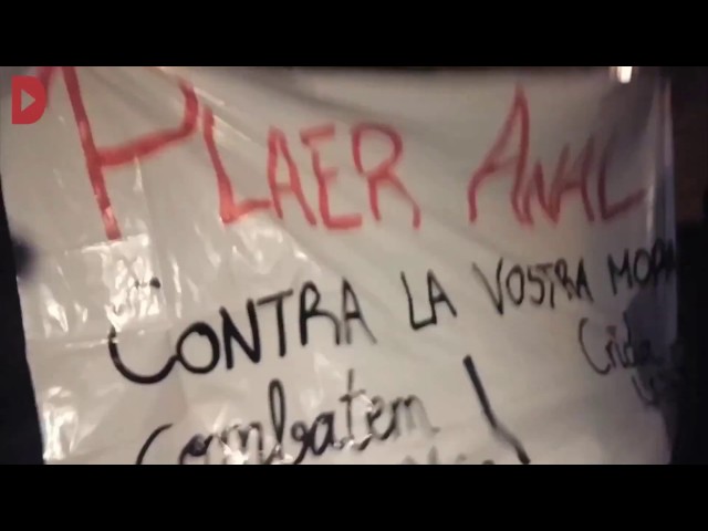 Redacció i audiovisuals: Victor Yustres Un grup d·activistes despleguen una pancarta contra la LGTBIfòbia enmig de la conferència de Phillippe Ariño, convidat per l·Arquebisbat. L·acte es va celebrar a l·església de Santa Anna de Barcelona, entre fortes mesures de seguretat.La Directa - Els col·lectius LGBTI denuncien l·homofòbia a la xerrada d·un gai catòlic que defensa el celibat entre homosexuals