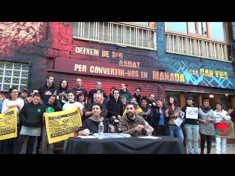 Som barri, som Can Vies.
<br/>
<br/><a href='https://www.sants.tv/?fit=17022301005614' target='_blank'>https://www.sants.tv/?fit=17022301005614</a>
<br/><a href='http://abs.sants.org/?p=606' target='_blank'>http://abs.sants.org/?p=606</a>
<br/>
<br/>Un barri ha de ser l'espai on la vida ha de passar al primer pla, lloc de convivència i construcció col·lectiva. Si fos pel poder i el capitalisme, la definició de barri es limitaria a espais de divisió administrativa i residència de la mà d'obra.
<br/>
<br/>Sants s'ha construït com a barri gràcies a la lluita i força de les seves veïnes. Som les hereves dels obrers que van lluitar per una societat més justa a través dels sindicats revolucionaris del segle XX. Som hereves d'aquelles que es van organitzar en estructures d'ajuda mútua per construir cooperatives alternatives al capitalisme. Hereus d'aquelles dones que desafiaren els discursos masclistes i s'enfrontaren al patriarcat. Som aquell Sants que es va revoltar contra les selfactines, s'amotinà contra les quintes de les guerres colonials, es resistí a l'agregació forçosa a Barcelona, s'alçà a la setmana tràgica, s'enfrontà al pistolerisme patronal als anys 20, proclamà el comunisme llibertari i feu front al feixisme tot implantant la revolució el 1936. Som el barri que no va dormir a la dictadura, que es va organitzar als llocs de treball i va ocupar el carrer des d'associacions veïnals. Aquelles que van aconseguir canviar tantes vegades els plans dels poderosos per tenir equipaments en comptes de més gris especulatiu. Així s'aconsegueix que l'Espanya Industrial sigui un parc i les Cotxeres de Sants esdevé un centre cívic, s'evità l'scalextric de plaça de Sants i la fàbrica de Can Batlló, un espai veïnal autogestionat. Som allò que fa barri, que posa la vida per davant dels beneficis econòmics.
<br/>
<br/>Som aquelles que lluitem per una educació accessible per a tothom, lliure i de qualitat. Per aturar les retallades dels drets aconseguits amb la nostra sang. Aquelles que hem vençut la por a no tenir casa per l'organització col·lectiva per tenir un sostre. Aquelles que creem alternatives econòmiques més justes, que ens organitzem per consumir de forma sostenible. Som el barri que ha après a organitzar-se de forma horitzontal per gestionar els nostres desitjos i necessitats. Som cultura popular i rebel que crida contra la mercantilització. Aquelles que busquem la llibertat.
<br/>
<br/>Però tot el que som és fruit de la lluita. Una lluita que la fem com a veïnes dia a dia però que, a vegades, hem hagut de fer ensenyant les dents. Ja farà tres anys que Sants va vèncer al poder i Can Vies es va quedar al barri per demostrar que defensem allò que construïm col·lectivament.
<br/>
<br/>Ara ens toca assegurar que aquest espai es mantingui, com una peça més d'aquest barri viu i combatiu.
<br/>
<br/>Per aquest motiu els col·lectius i associacions de l'assemblea de barri de Sants hem elaborat una proposta urbanística amb l'objectiu que es desafecti del pla urbanístic tant Can Vies com les finques col·lindants afectades i altres zones de la zona sud del calaix de la vergonya que cobreix les vies. Aquesta proposta, a part de la desafectació, preveu una urbanització alternativa que permetria l'accés al calaix des del carrer Jocs Florals, per així fer compatible el manteniment de Can Vies, i alhora un accés que algunes esgrimeixen com a excusa per acabar amb aquest espai de dissidència. Aquest pas que realitzem vol ser una solució definitiva front el que els poder mediàtics han intentat vendre com un conflicte. Apostem per una política feta de manera horitzontal, on les pròpies veïnes som capaces de resoldre allò que les institucions governades per les elits no poden.
<br/>
<br/>Can Vies és i serà del barri!
<br/>
<br/>Assemblea de Barri de Sants<br/>