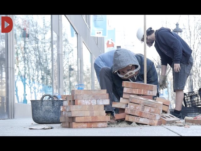 Audiovisuals: Bart GrugeonActivistes d·Esplugues tapien l·entrada de Sacresa en protesta pel Pla Caufec