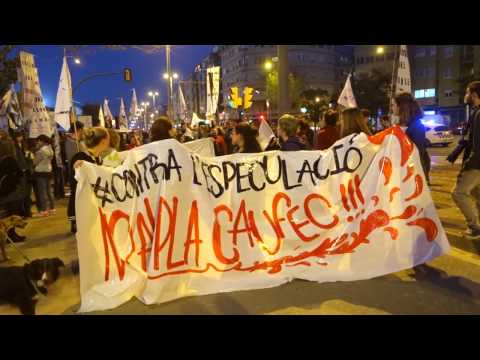Esplugues, 18/03/2017.- Manifestació pels carrers d·Esplugues contra la resurrecció del Pla Caufec, una operació immobiliària que pretén privatitzar la solana de Collserola per a la construcció de pisos de luxe.
