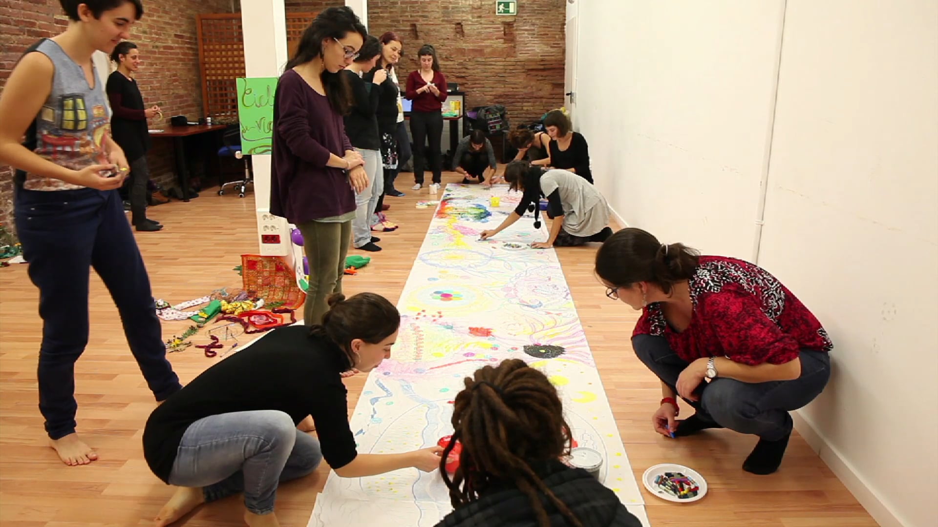 Què ha sigut per tu l'Escola Popular d'Economia Feminista? Les companyes participants a les passades edicions de l'Escola al barri del Raval i de Sants responen a aquesta pregunta!
<br/>
<br/>Gràcies a totes les participants per les boniques sessions que vam compartir, sessions plenes de dibuixos, teatres, escultures i balls, de vivències, malestars i vulnerabilitats.
<br/>
<br/>Perquè continuem posant la vida al centre de cada espai!
<br/>#EPEF<br/>