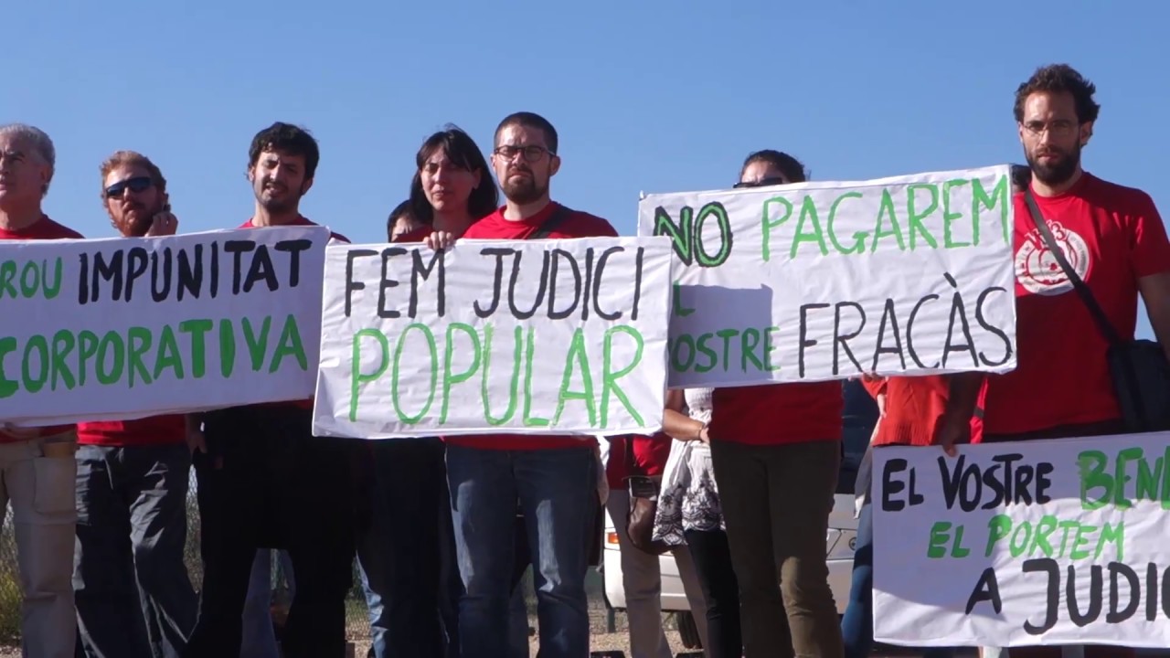 Alcanar, octubre 2016.- Membres de la plataforma d'Afectats per la Plataforma Castor i la Xarxa per la Sobirania Energètica, acompanyats d'una colla d'activistes articulades entorn del Volt 3, presentaren la convocatòria d'un Judici Popular al Castor, que es realitzarà el proper 17 de juny a Barcelona. Més info: <a href='http://xse.cat' target='_blank'>xse.cat</a><br/>